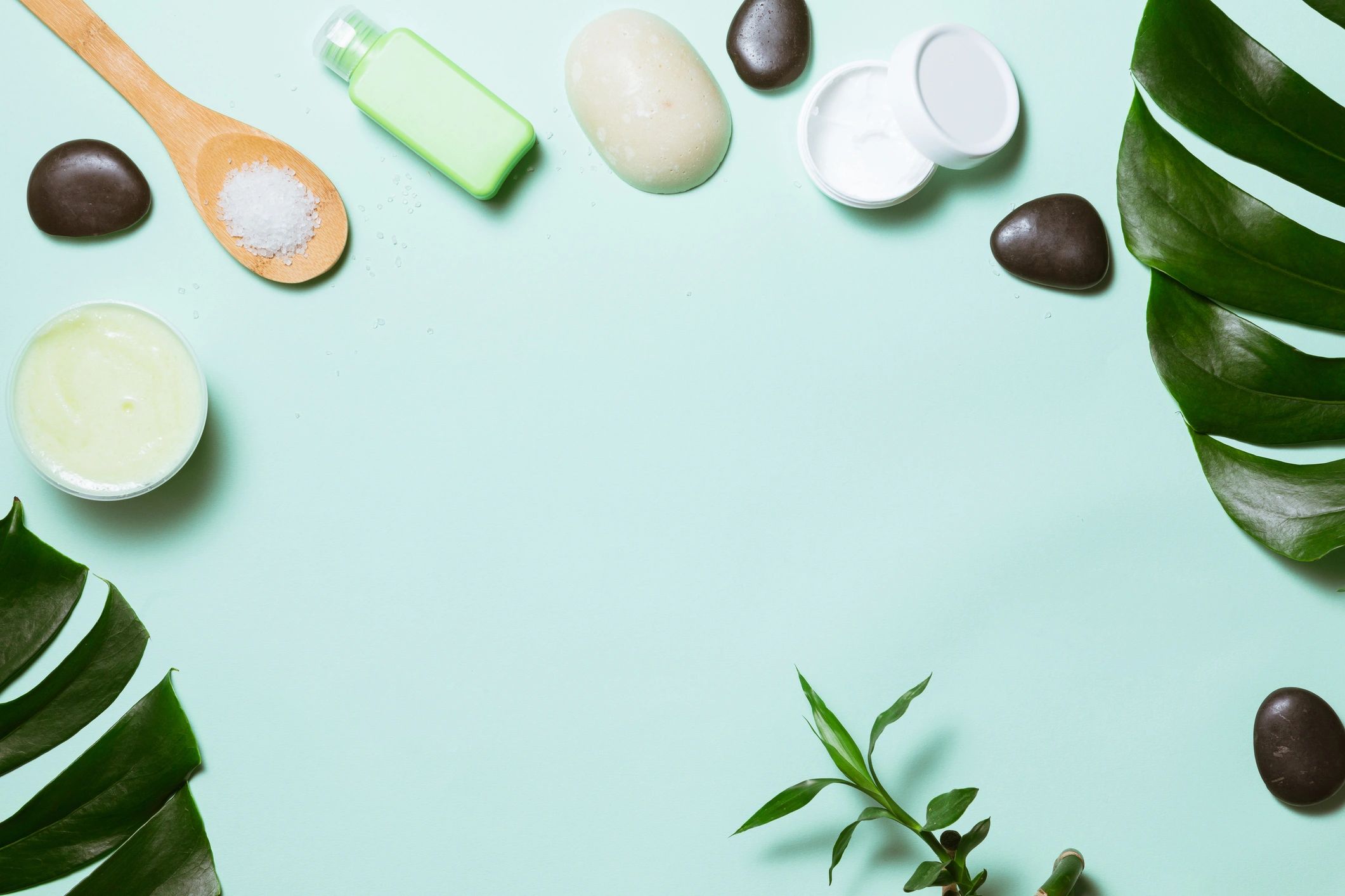 Productos de spa sobre fondo pastel