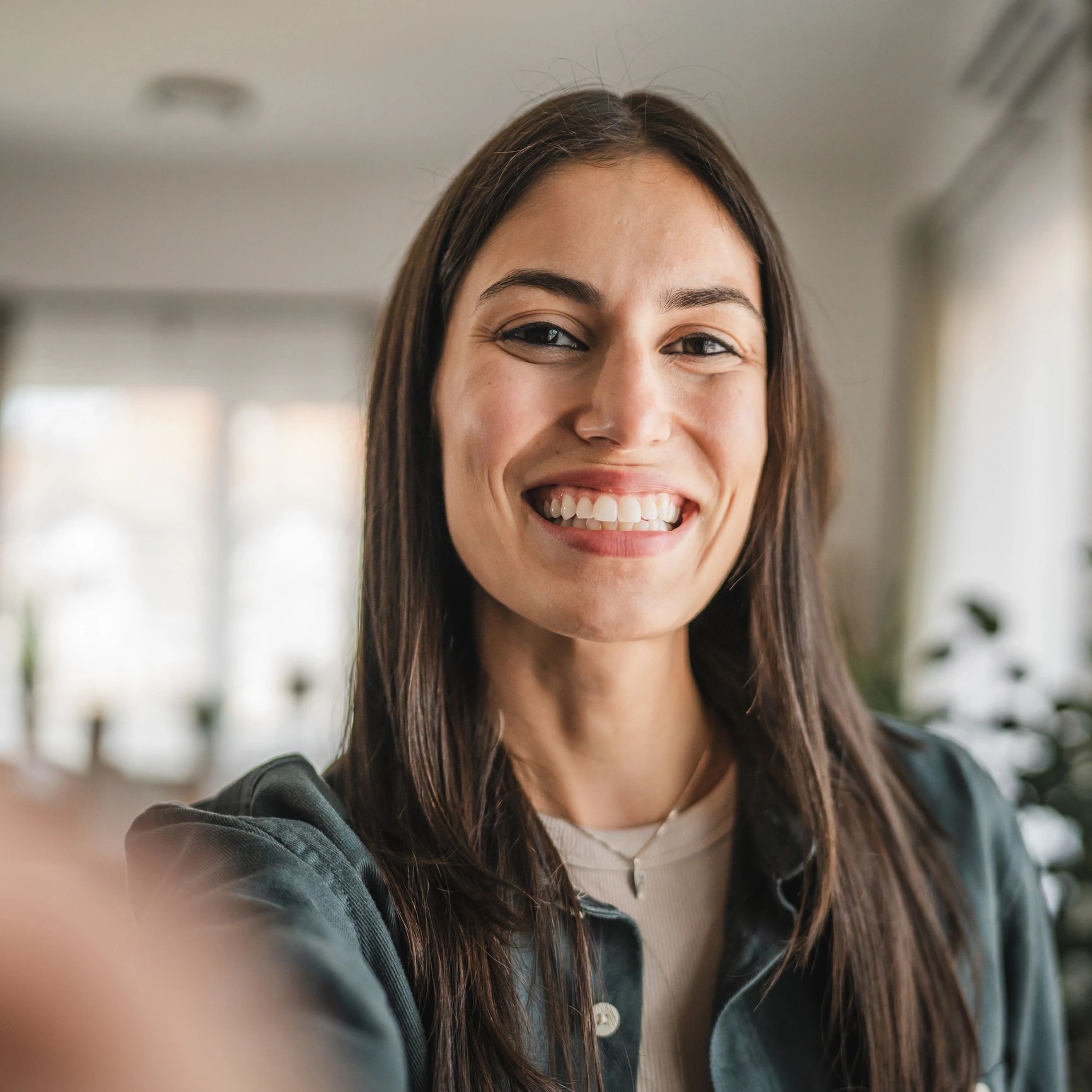 Selfie de mujer sonriendo, retrato cercano