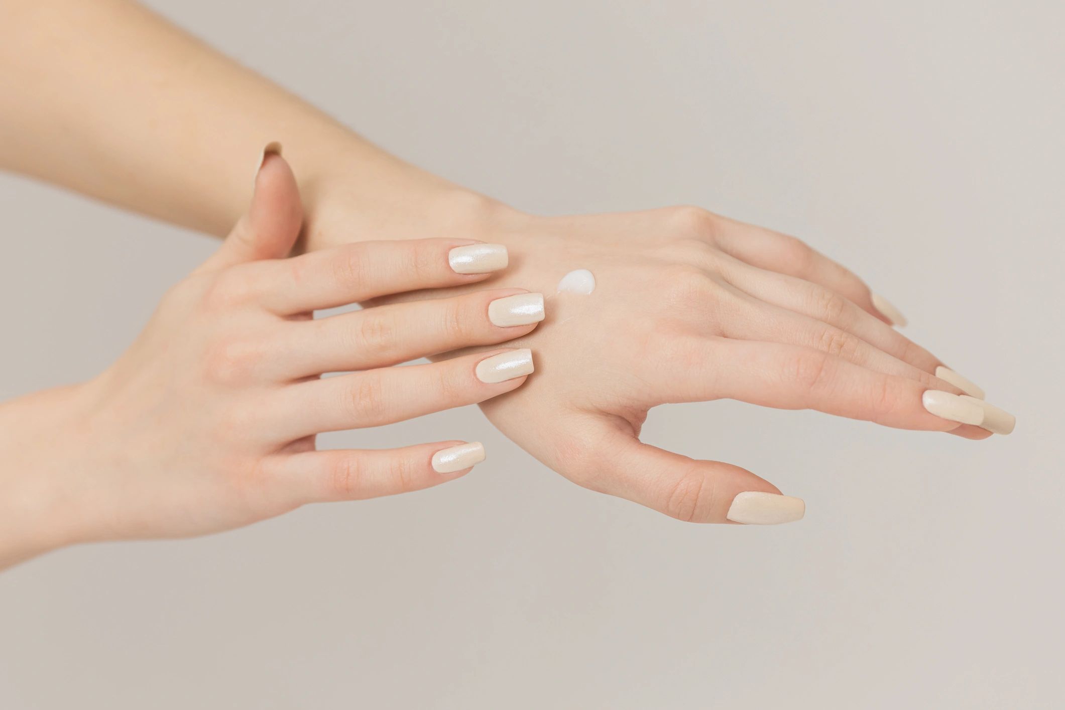 Aplicación de crema en la mano, cuidado de la piel